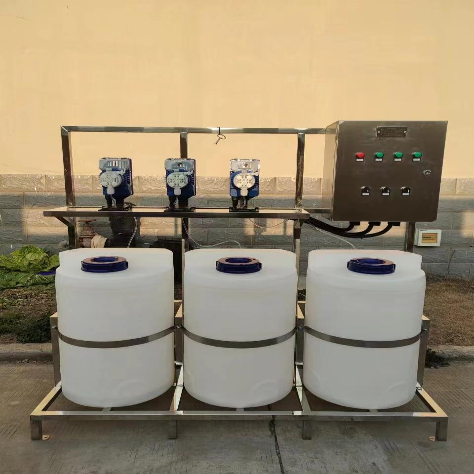 Inhibition de l'échelle de floculation et stérilisation Système de dosage d'eau circulant à trois barils à trois pompes
