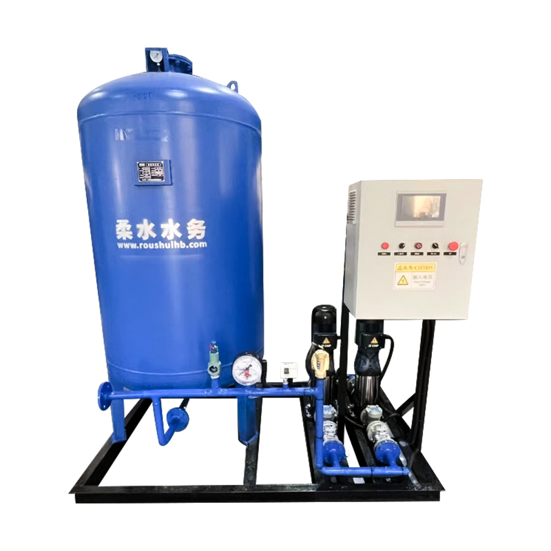 Équipement d'alimentation en eau à pression constante avec pompe et réservoir d'expansion