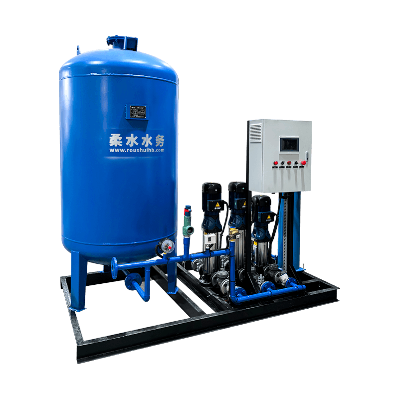 Équipement d'alimentation en eau à pression constante avec pompe et réservoir d'expansion